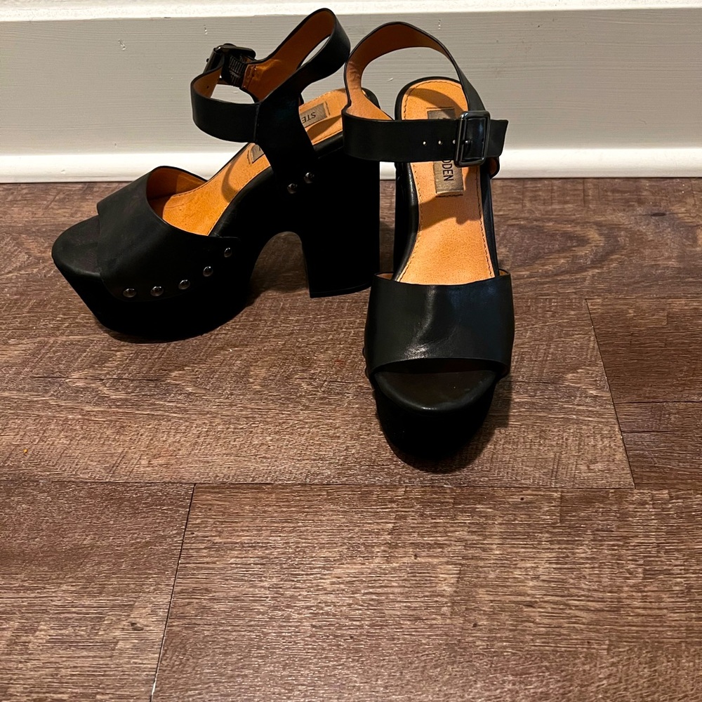 BLACK OPEN TO CHUNKY HEELS